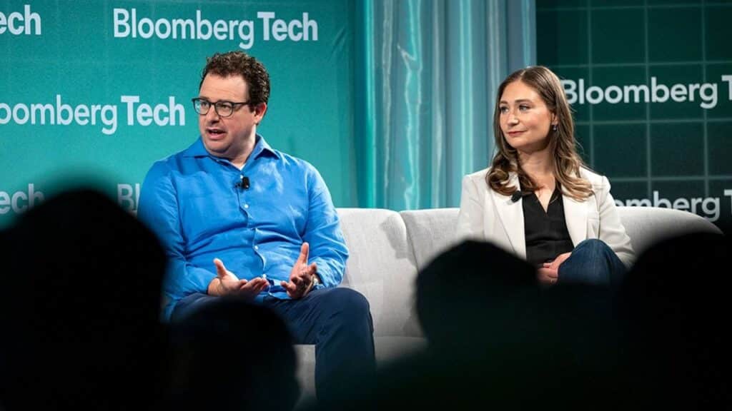 Dario et Daniela Amodei, anciens chercheurs d'OpenAI, fondateurs de Claude AI 