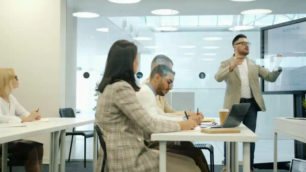 Salle de formation moderne à Genève avec professionnels suivant un cours sur l'IA